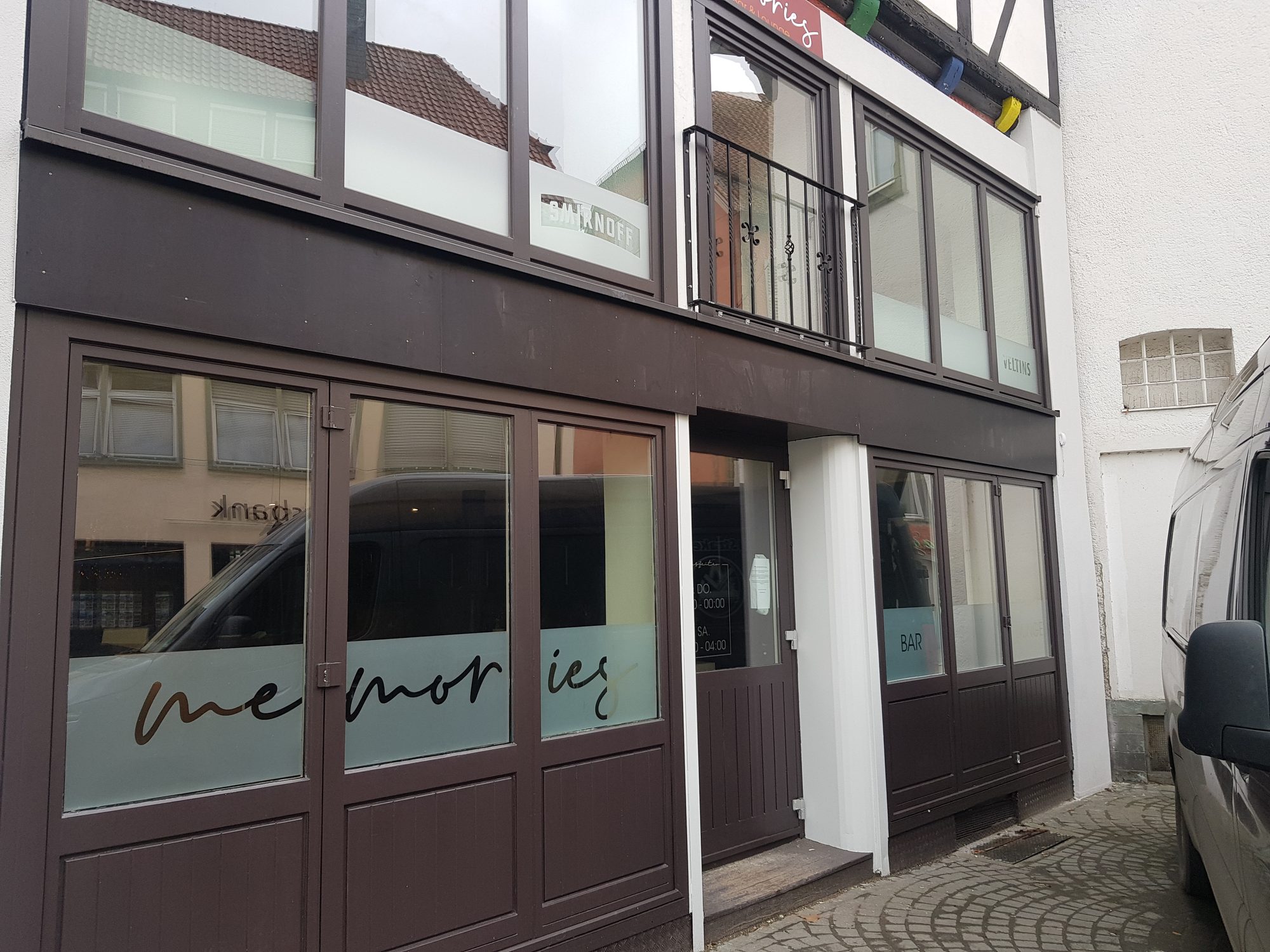 Fertig umgesetzte Schaufensterbeschriftung für die Bar memories